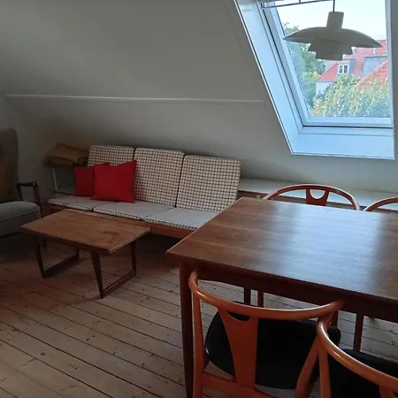 شقة 3 V Taglejlighed I Byggeforeningshus I Roligt Kvarter